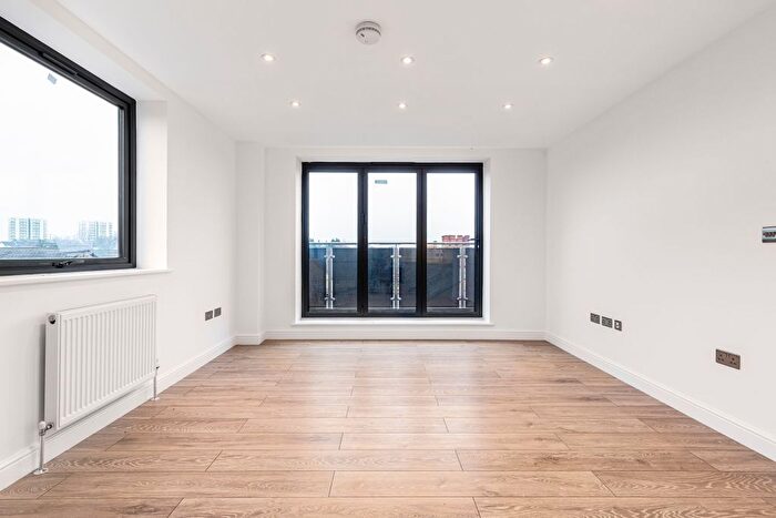 3 Bedroom Flat To Rent In Portland Road, London, SE25