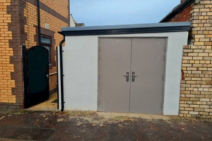 Flat To Rent In Coburn Street Garage Cardiff, CF24