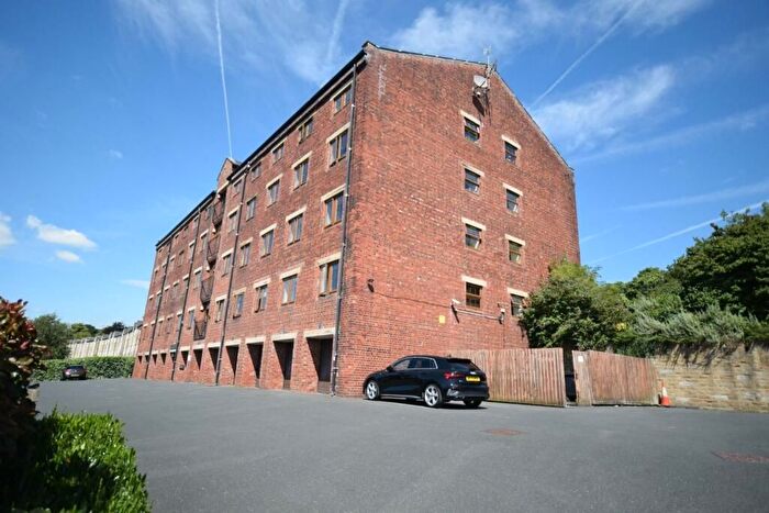 3 Bedroom Flat For Sale In Canal Road, Riddlesden, Keighley, BD20