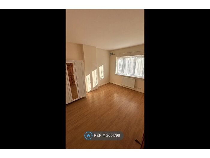 2 Bedroom Flat To Rent In Friern Park, London, N12