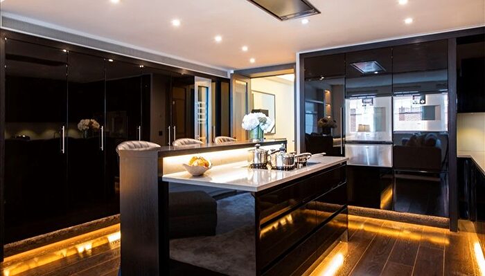 2 Bedroom Flat To Rent In Duke Street, London, W1K