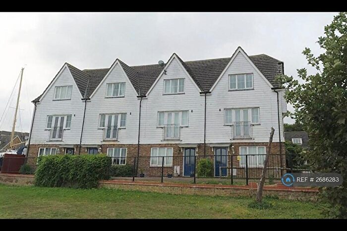 4 Bedroom End Of Terrace House To Rent In Waterside Lane, Gillingham, ME7