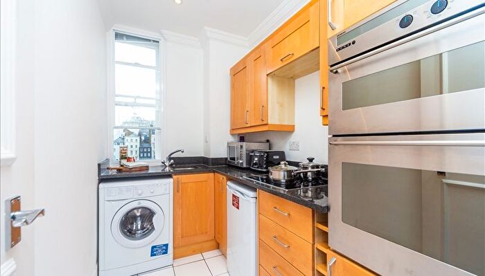 2 Bedroom Flat To Rent In Hill Street, London, W1J