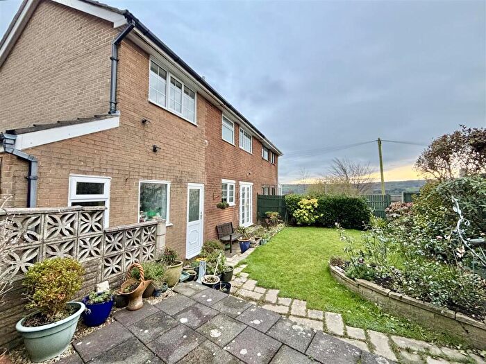 4 Bedroom Semi-Detached House For Sale In North Cliffe Drive, Thornton, Bradford, BD13