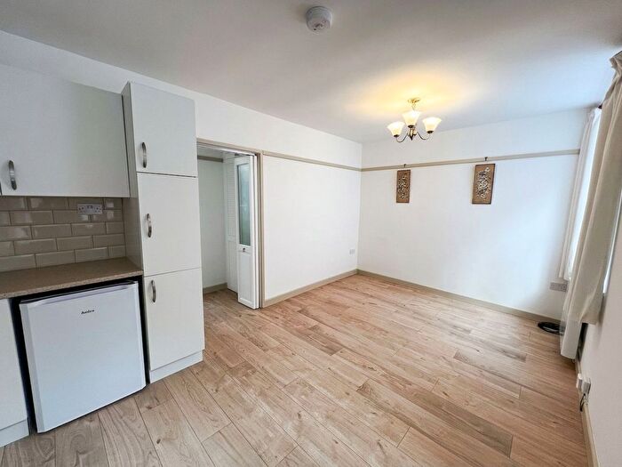 1 Bedroom Flat To Rent In Leamington Road, Stivichall Manor, CV3