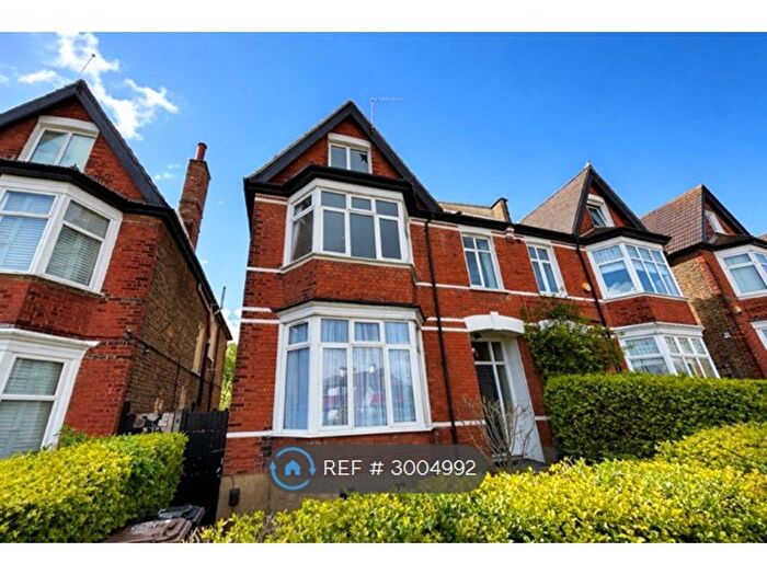 3 Bedroom Flat To Rent In Coopers Lane, London, SE12