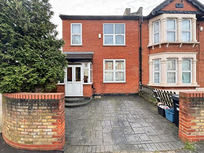 3 Bedroom End Of Terrace House For Sale In Reigate Road, Seven Kings, Ilford, IG3