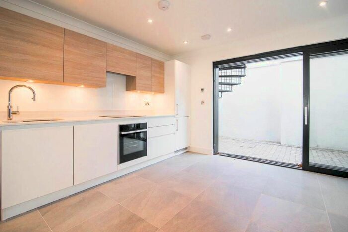 2 Bedroom Terraced House To Rent In High Street, Hampton Wick, Kingston Upon Thames, KT1