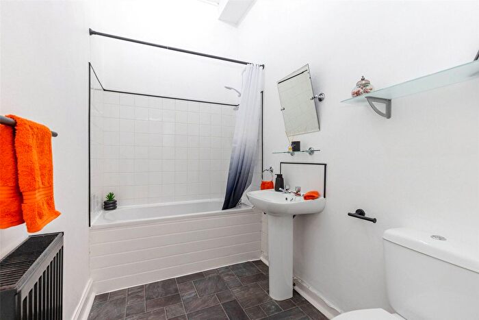 1 Bedroom Flat To Rent In Dundee Terrace, Edinburgh, EH11