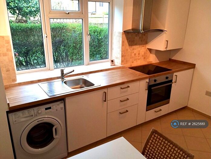 3 Bedroom Flat To Rent In Earlham Grove, London, E7