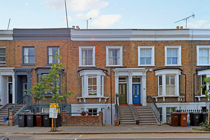 3 Bedroom Maisonette To Rent In Poole Road, Hackney, E9