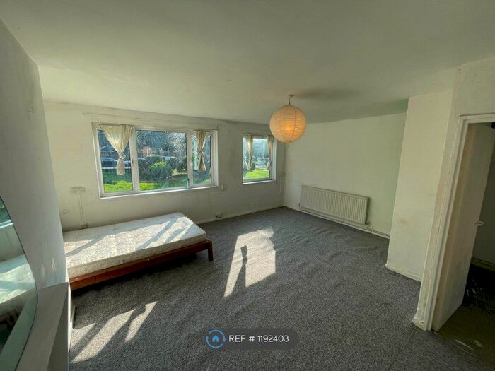 Studio To Rent In Carmichael House, London, SE21