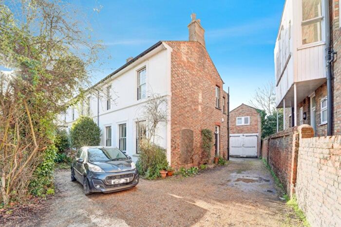 3 Bedroom Semi-Detached House For Sale In Kimbolton Road, Bedford, MK40