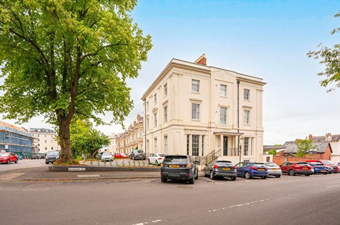 3 Bedroom Flat For Sale In Beauchamp Hill, Leamington Spa, Warwickshire, CV32
