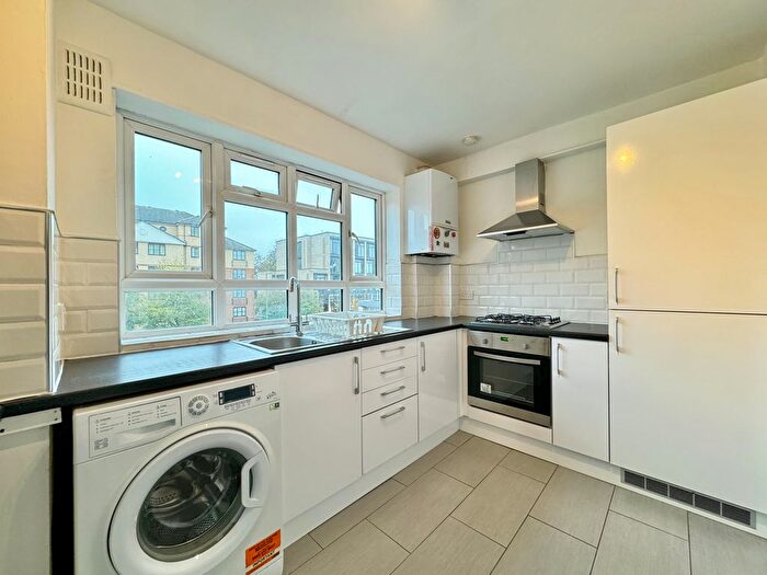 3 Bedroom Flat To Rent In Orchard Mead House, Finchley Road, London, NW11