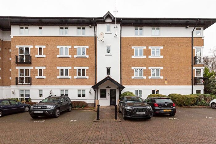 2 Bedroom Flat For Sale In Makepeace Road, Wanstead, E11