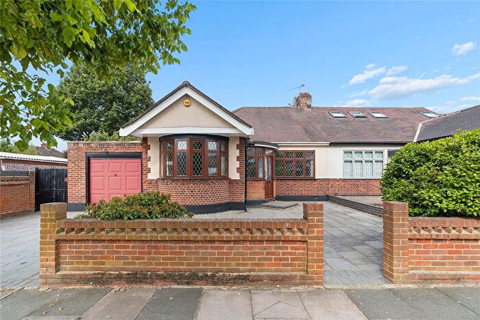 3 Bedroom Bungalow For Sale In Clayton Avenue, Upminster, RM14