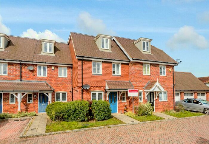 4 Bedroom House To Rent In Foxhollow Close, Walton On Thames, KT12