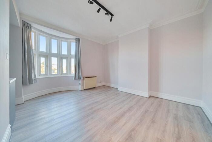 Studio To Rent In High Street, Acton, W3