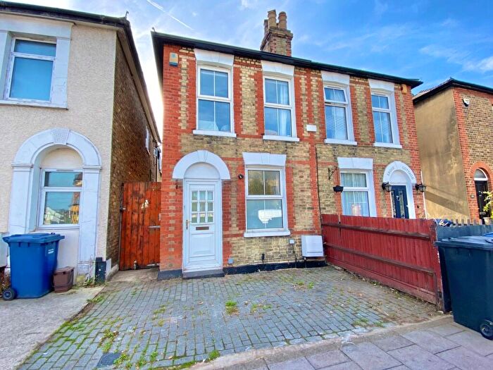 Semi-Detached House For Sale In East Barnet Road, East Barnet, EN4