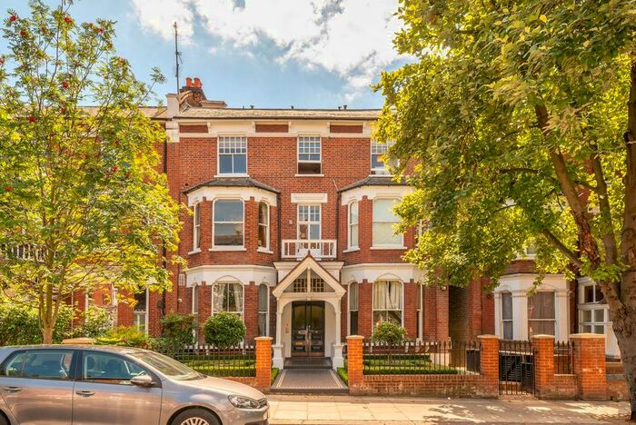 Studio For Sale In Oxford Gardens, North Kensington, London, W10