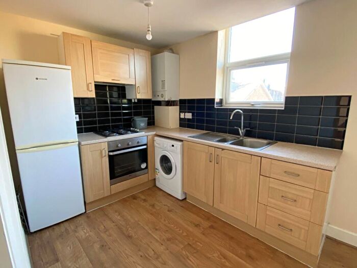 3 Bedroom Flat To Rent In Amersham Road, London, SE14