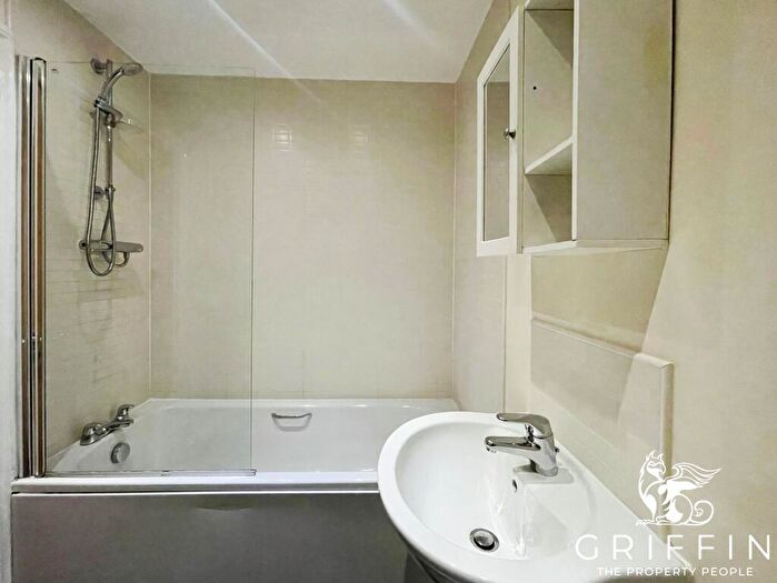 1 Bedroom Flat To Rent In Draper Close, Grays, RM20