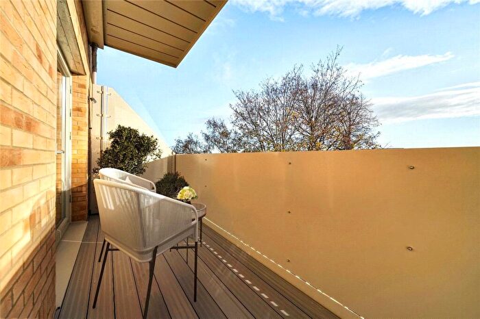 2 Bedroom Apartment For Sale In Hadlow Road, Sidcup, DA14