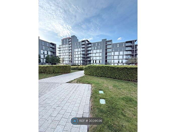 3 Bedroom Flat To Rent In Pearl House, Milton Keynes, MK9