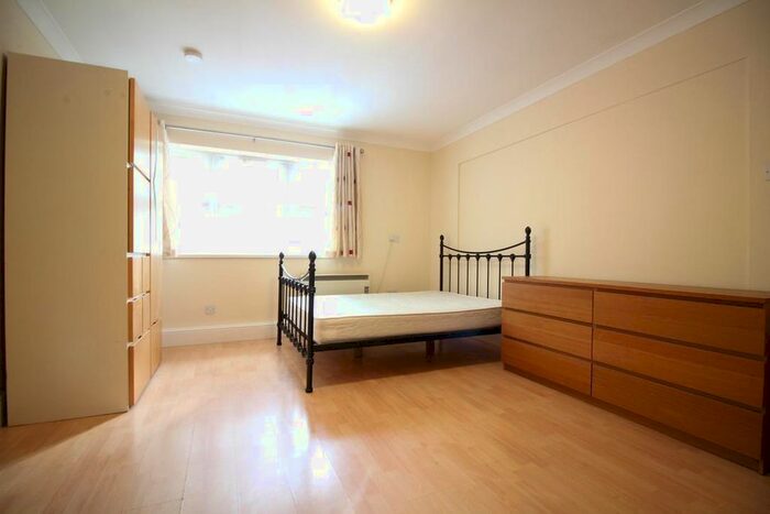 Studio To Rent In Chertsey Bridge Road, Chertsey, KT16