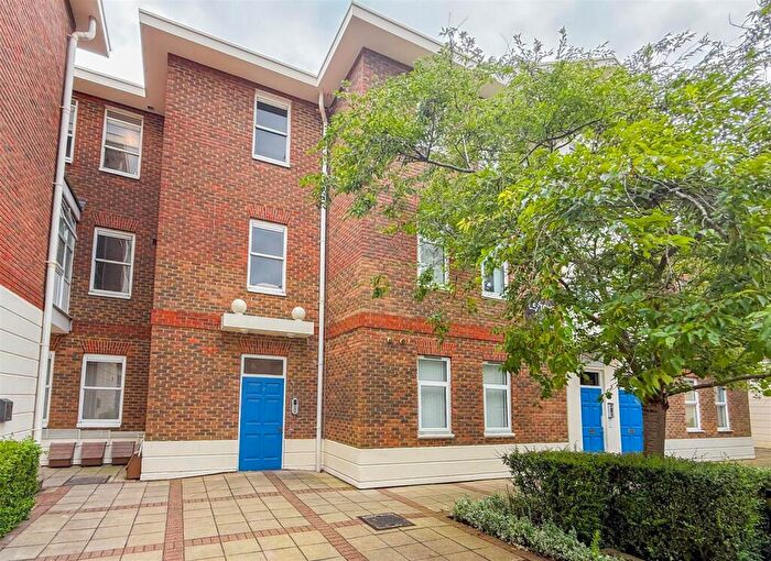 1 Bedroom Flat To Rent In Heath Square, Haywards Heath, RH16