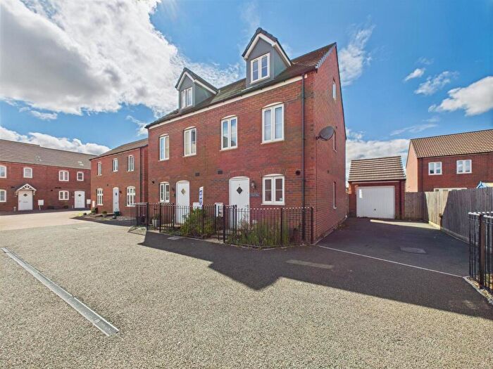 3 Bedroom Town House For Sale In Stryd Y Maswr, Llanelli, SA15