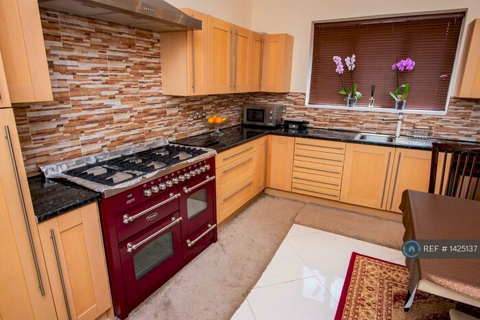 4 Bedroom Detached House To Rent In Spa Wood Top, Huddersfield, HD4