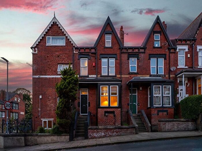 4 Bedroom Terraced House For Sale In Roundhay View, Leeds, LS8