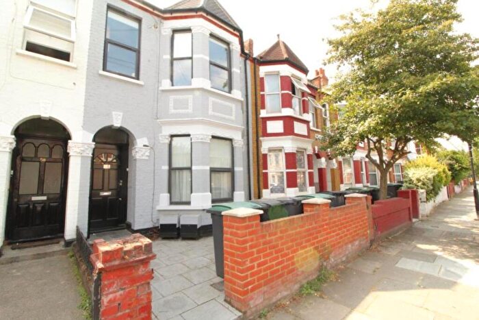3 Bedroom Apartment To Rent In Rutland Gardens, Haringey, N4