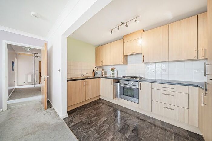 2 Bedroom Flat For Sale In Engineers Court, Reading, Berkshire, RG2