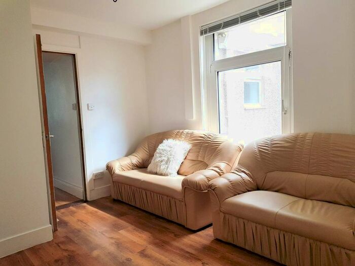 4 Bedroom Property To Rent In Brynmill Avenue, Brynmill, Swansea, SA2