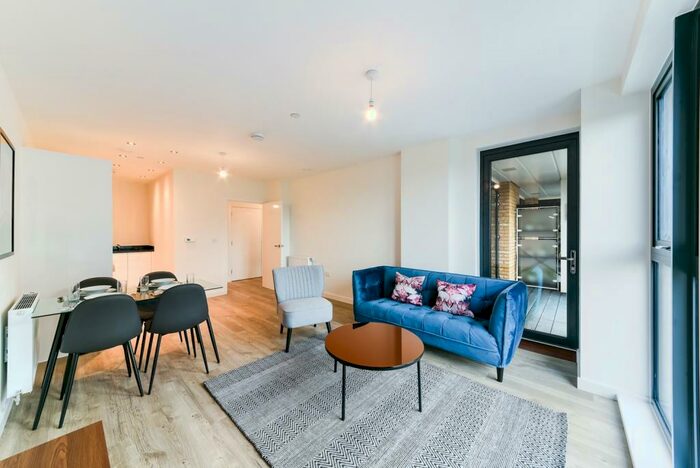 2 Bedroom Apartment To Rent In Lakeside Drive Park Royal N, NW10