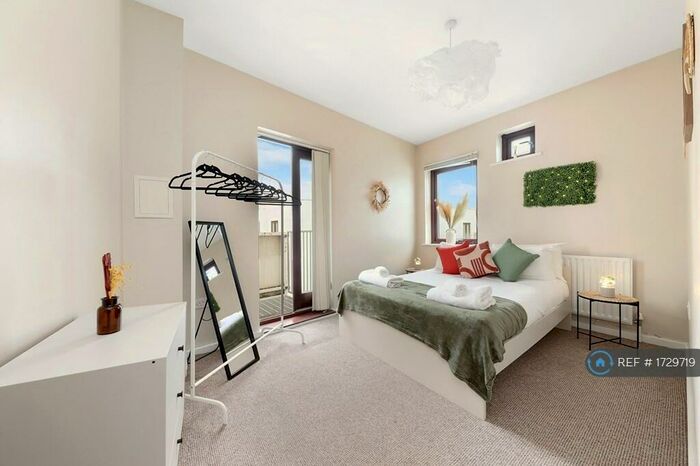 2 Bedroom Flat To Rent In Eden Way, London, E3