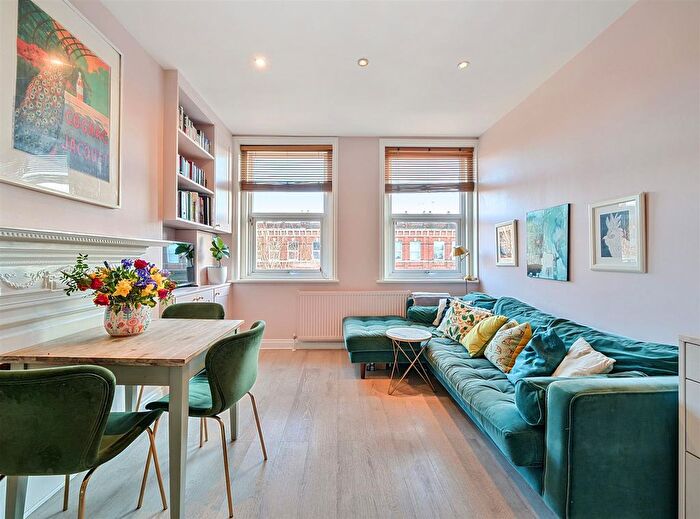 3 Bedroom Flat For Sale In Cricklewood Broadway, London, NW2