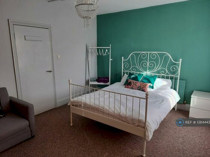 2 Bedroom Flat To Rent In Victoria Buildings, Bath, BA2