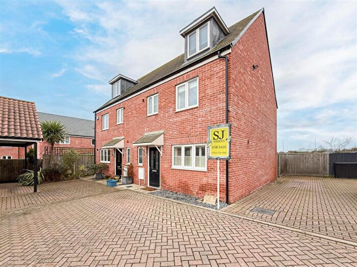 4 Bedroom Semi Detached House For Sale In Pond View, Burnham-On-Crouch, CM0
