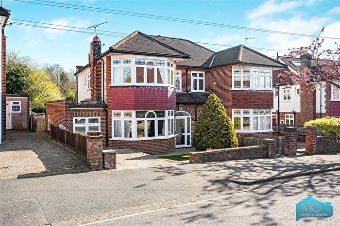 3 Bedroom Semi Detached House For Sale In East View, Barnet, EN5