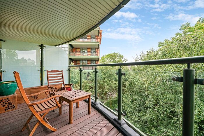 2 Bedroom Flat For Sale In Brasenose Drive, Barnes, SW13