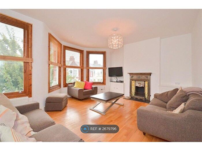 2 Bedroom Flat To Rent In First Floor, London, N8