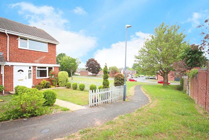 2 Bedroom End Of Terrace House For Sale In Hicks Close, Warwick, Warwickshire, CV34