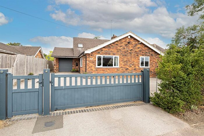 4 Bedroom Detached House For Sale In Peters Green, Hertfordshire, LU2