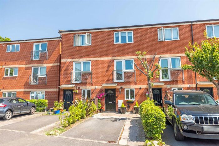 3 Bedroom Town House For Sale In Spitfire Close, Slough, SL3