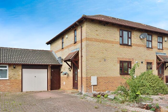 3 Bedroom Semi-Detached House For Sale In Ulverscroft, Monkston, Milton Keynes, MK10