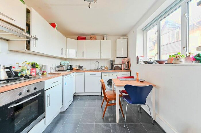 2 Bedroom Flat To Rent In Grove Park, Camberwell, London, SE5